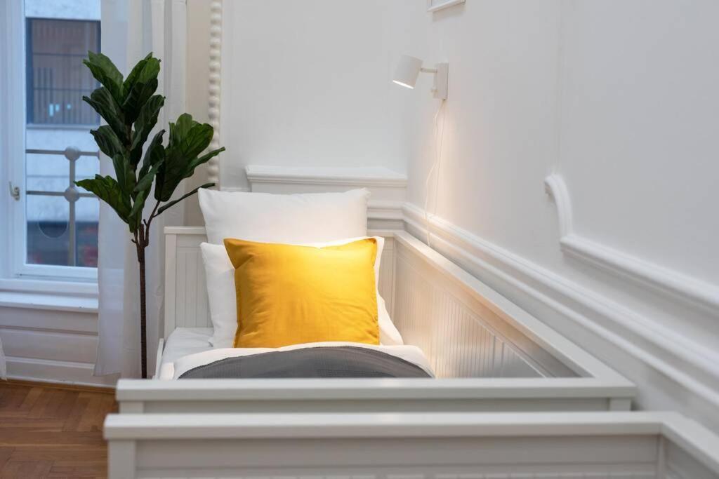 Best Located, 150 M2 5 Bedrooms Apt., Boedapest Buitenkant foto