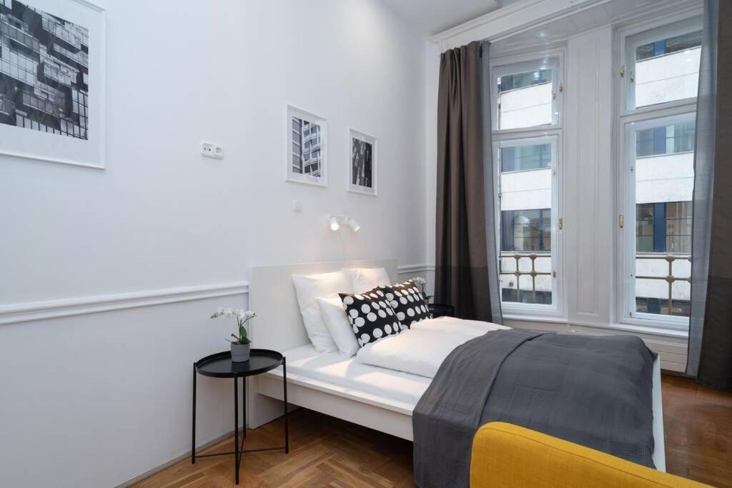 Best Located, 150 M2 5 Bedrooms Apt., Boedapest Buitenkant foto