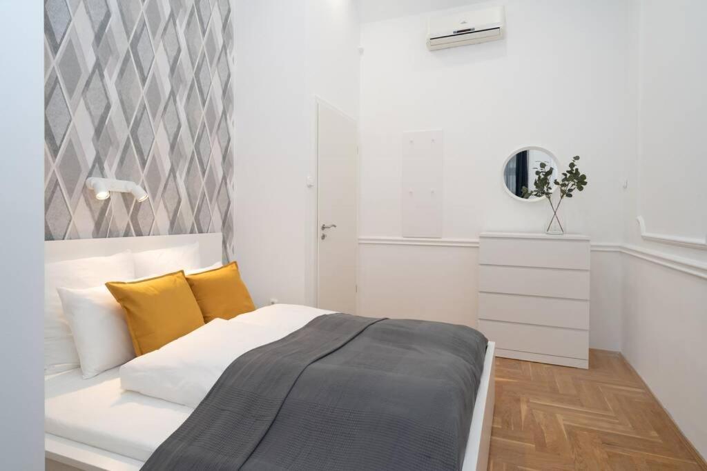Best Located, 150 M2 5 Bedrooms Apt., Boedapest Buitenkant foto