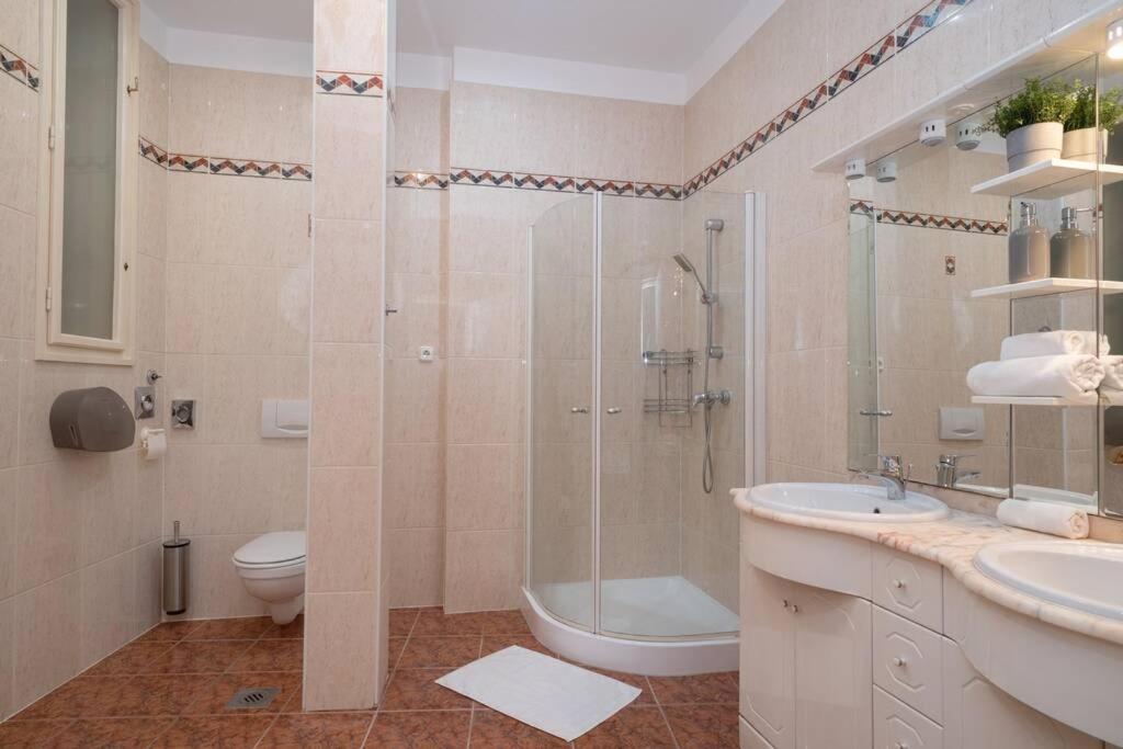 Best Located, 150 M2 5 Bedrooms Apt., Boedapest Buitenkant foto