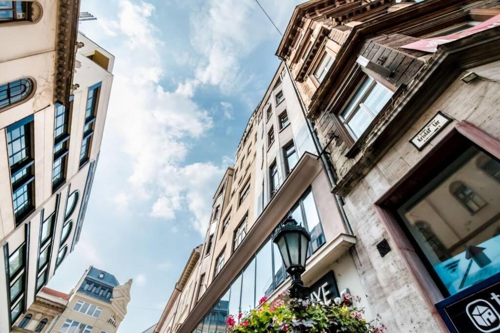 Best Located, 150 M2 5 Bedrooms Apt., Boedapest Buitenkant foto