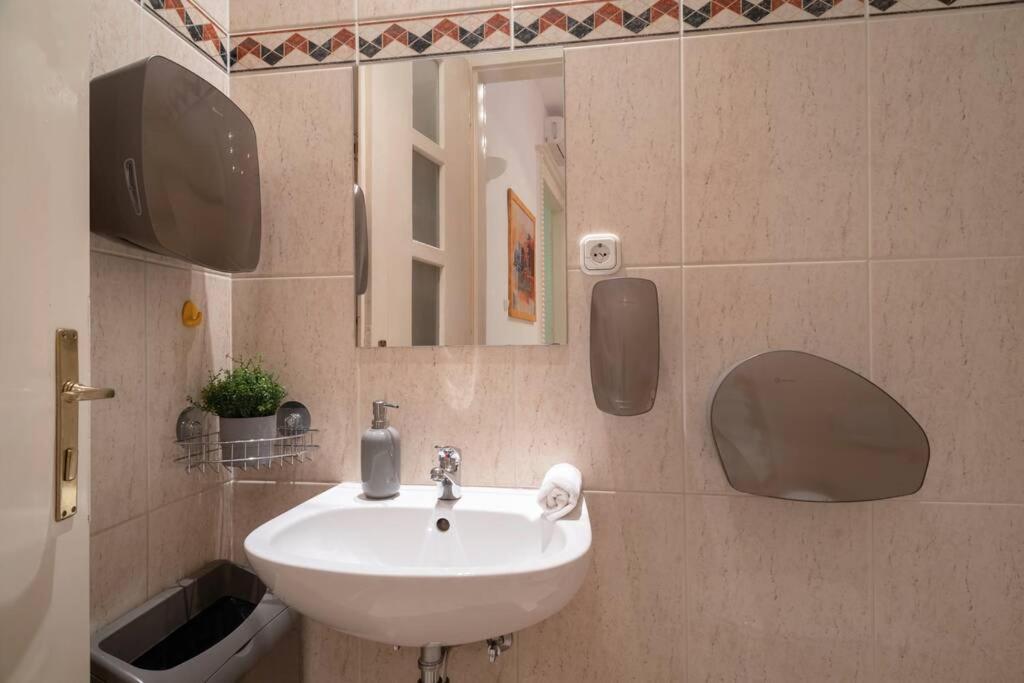 Best Located, 150 M2 5 Bedrooms Apt., Boedapest Buitenkant foto