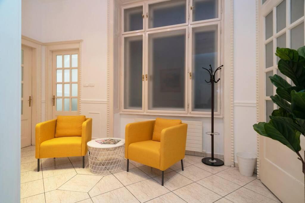 Best Located, 150 M2 5 Bedrooms Apt., Boedapest Buitenkant foto