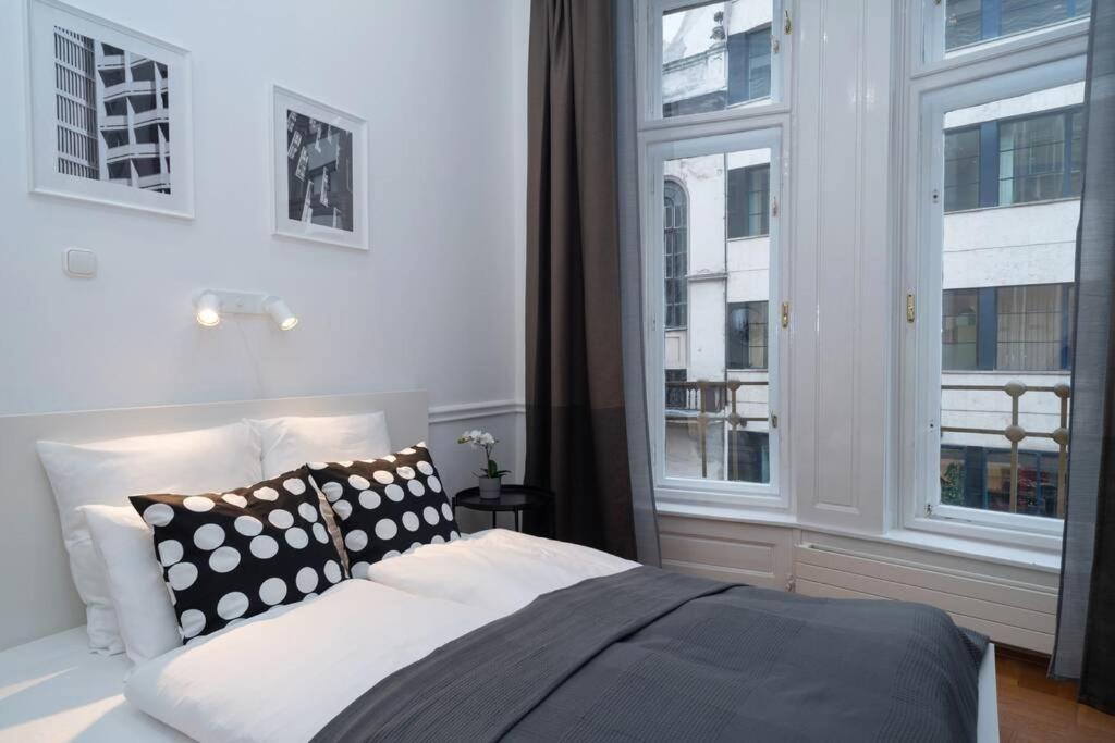 Best Located, 150 M2 5 Bedrooms Apt., Boedapest Buitenkant foto