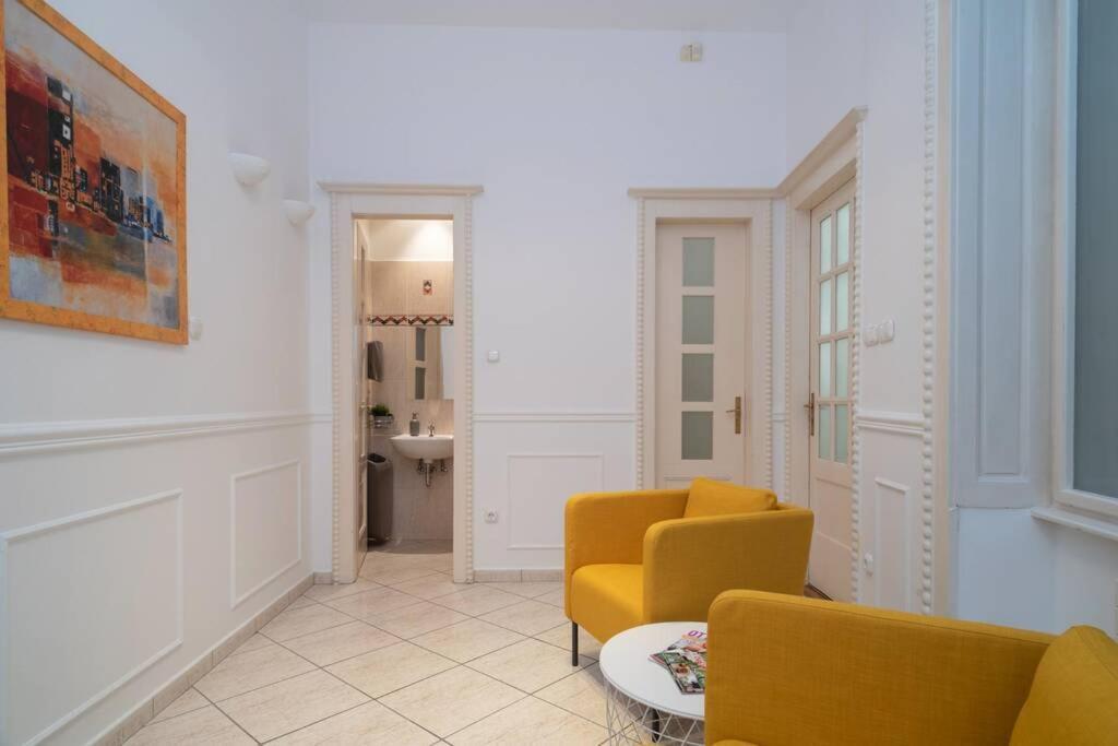 Best Located, 150 M2 5 Bedrooms Apt., Boedapest Buitenkant foto
