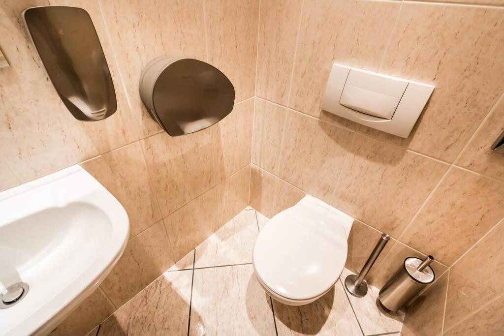 Best Located, 150 M2 5 Bedrooms Apt., Boedapest Buitenkant foto