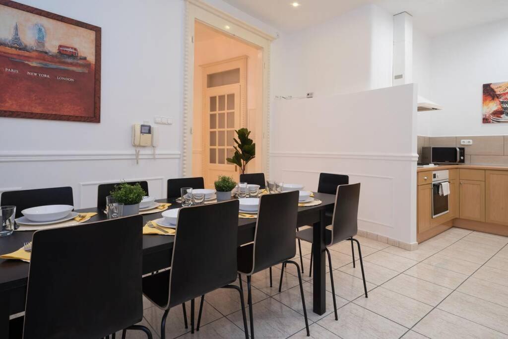 Best Located, 150 M2 5 Bedrooms Apt., Boedapest Buitenkant foto