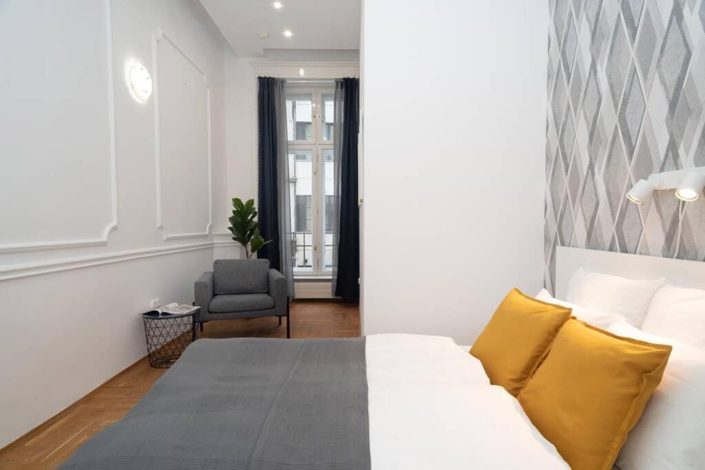 Best Located, 150 M2 5 Bedrooms Apt., Boedapest Buitenkant foto