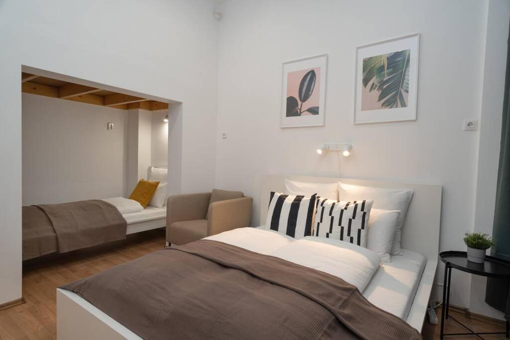 Best Located, 150 M2 5 Bedrooms Apt., Boedapest Buitenkant foto