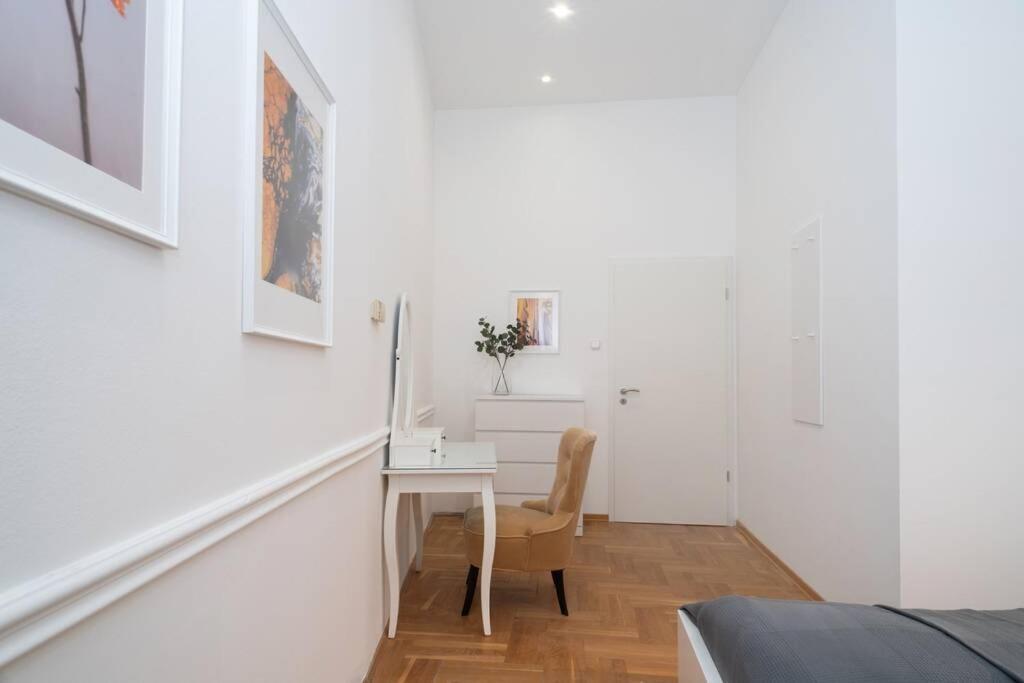 Best Located, 150 M2 5 Bedrooms Apt., Boedapest Buitenkant foto
