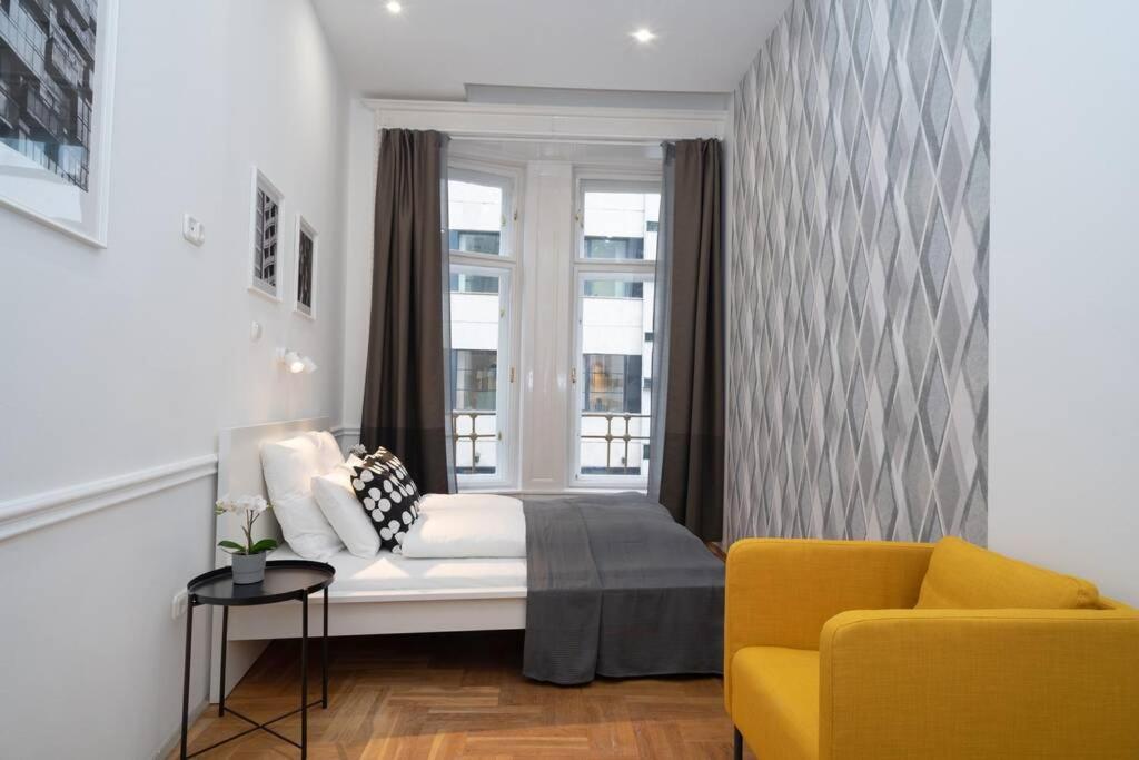 Best Located, 150 M2 5 Bedrooms Apt., Boedapest Buitenkant foto