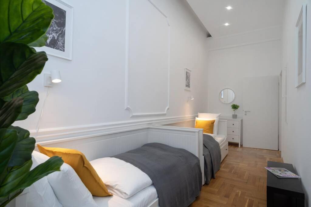 Best Located, 150 M2 5 Bedrooms Apt., Boedapest Buitenkant foto