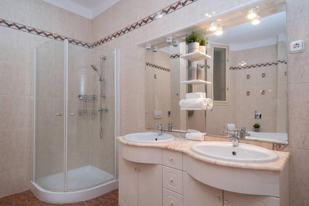 Best Located, 150 M2 5 Bedrooms Apt., Boedapest Buitenkant foto