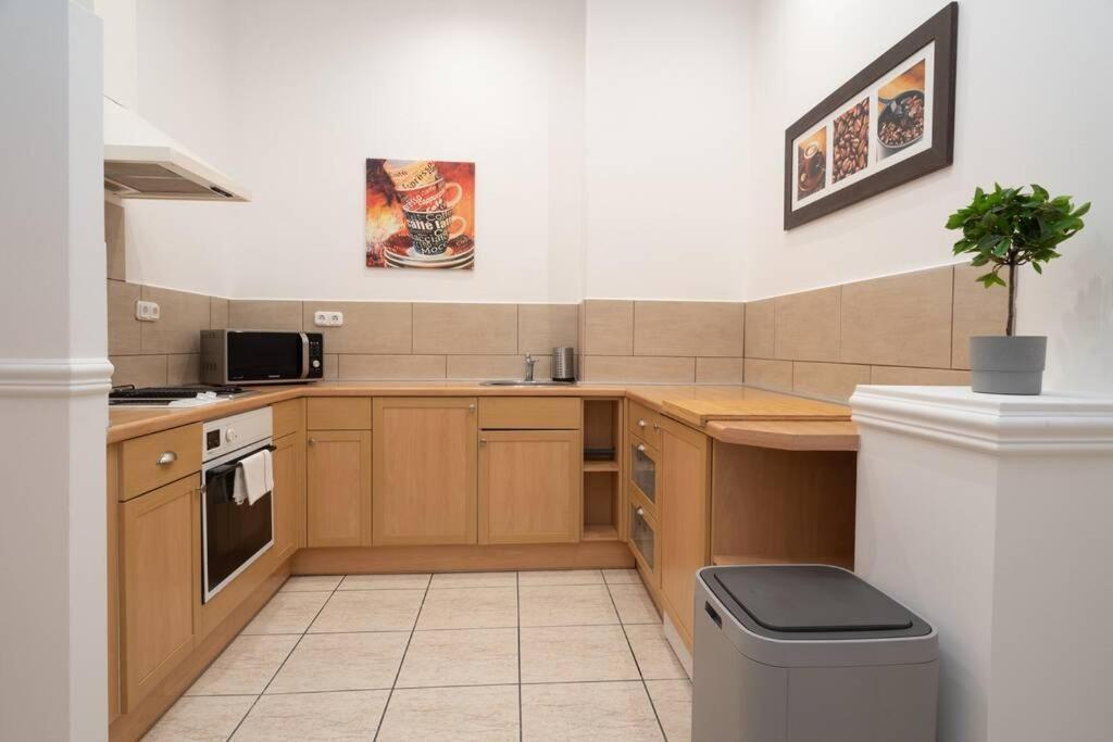 Best Located, 150 M2 5 Bedrooms Apt., Boedapest Buitenkant foto